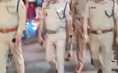 बरेली में त्योहारों पर सुरक्षा कड़ी, सड़कों पर उतरी खाकी:नवरात्रि, दशहरा और दिवाली को लेकर एडीजी समेत आला अफसरों ने पीएसी संग किया पैदल गश्त