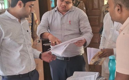 मतदाता सूची में नाम जोड़ने का विशेष कैंप लगा:डीएम ने बूथों का निरीक्षण किया, 2027 तक 18 साल के होने वाले युवा भी जुड़ेंगे