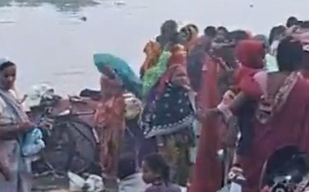 शरद पूर्णिमा पर च्यवन मुनि आश्रम पर श्रद्धालुओं भीड़:पोखरे में भक्तों ने लगाई डुबकी, मेले में खरीदार उमड़े