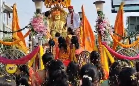 महाराजा अग्रसेन जयंती पर मथुरा में निकली कलश यात्रा:जगह-जगह पुष्पवर्षा कर हुआ स्वागत, अग्रवाल समाज ने लिया हिस्सा