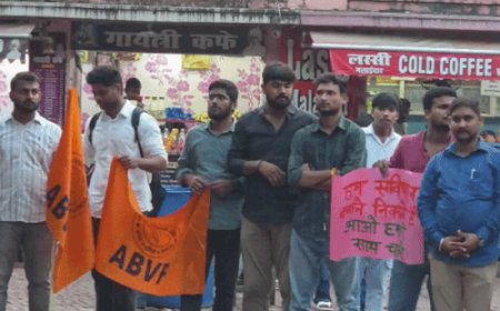 BHU में ABVP का प्रदर्शन:विपक्ष के खिलाफ की नारेबाजी: कहा- देश को नेपाल-बांग्लादेश बनाने का सपना देखने वालों को युवा जवाब देंगे
