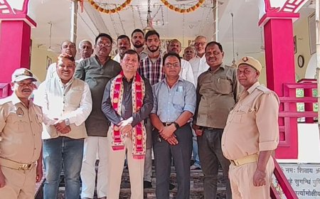 बलिया में वरिष्ठ कोषाधिकारी का सम्मान:न्यायेश्वर महादेव मंदिर में पूजन के बाद आनंद दूबे को किया सम्मानित