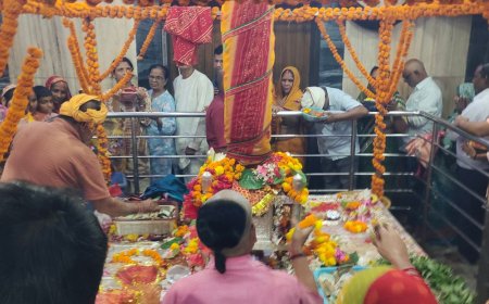 नवरात्रि के पांचवें दिन आलोप शंकरी मंदिर में उमड़ी भीड़:श्रद्धालु पहुंचे कुंड और पालने के दर्शन को, जल को लेकर गहरी आस्था