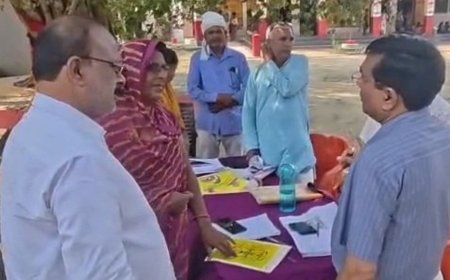 गोंडा में 2,978-बूथों पर कैंप का डीएम ने किया निरीक्षण:बीएलओ को दिए लापरवाही न बरतने के निर्देश, मतदाता सूची में नाम जुड़वाने पहुंचे लोग