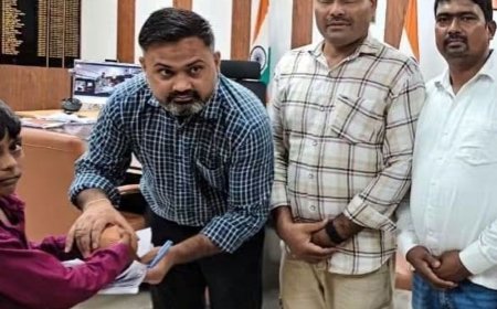 नेपाल त्रासदी के लिए गुल्लक देने वाले अल्फाज का सम्मान:कुशीनगर में डीएम को दिया था गुल्लक, नेपाल सरकार ने भेजा स्मृति चिन्ह