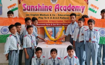 सनसाइन एकेडमी में गांधी-शास्त्री जयंती:देशभक्ति प्रस्तुतियों से बच्चों ने मोहा मन, महापुरुषों के आदर्शों का दिया संदेश