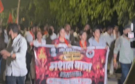 BHU में छात्रों ने निकाला मशाल जुलूस:प्रशासन के खिलाफ नारेबाजी, बोलें - विश्वविद्यालय में छात्रों पर उत्पीड़न बंद हो,चीफ प्राक्टर को हटाया जाए