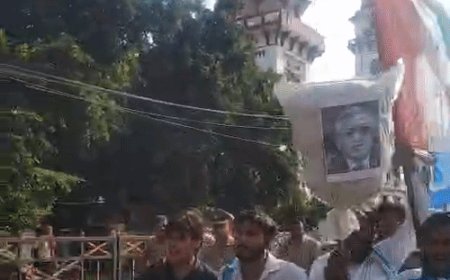 NSUI ने ज्ञानेश कुमार के खिलाफ किया प्रदर्शन:कानपुर में कार्यकर्ताओं ने कांग्रेस कार्यालय से बड़ा चौराह तक की नारेबाजी, पुलिस ने छीना पुतला