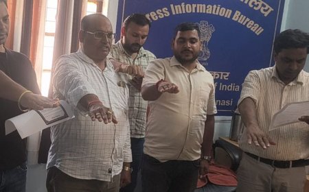 वाराणसी में सतर्कता जागरूकता अभियान:प्रशांत कक्कड़ ने अधिकारियों और कर्मचारियों को दिलाई सत्यनिष्ठा की शपथ