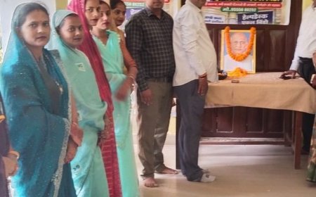 कुशीनगर में सरदार पटेल की जयंती मनाई गई:अधिकारियों ने चित्र पर चढ़ाए फूल, राष्ट्र निर्माण में योगदान किया याद