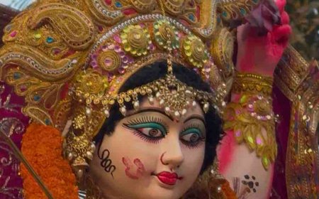 गोरखपुर में धूमधाम से हो रहा मां दुर्गा का विसर्जन:ढोल-नगाड़ों और जयकारों से गूंजा शहर, नम आंखों से भक्तों ने दी विदाई
