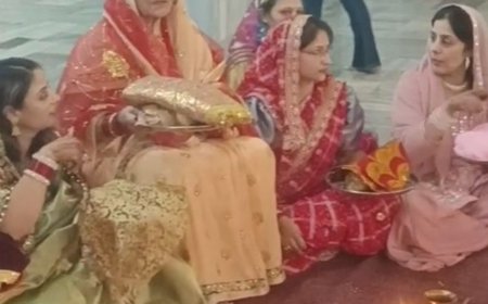 मुरादाबाद में चांद देखकर महिलाओं ने खोला करवाचौथ का व्रत:छलनी से पति का चेहरा देखा, मंदिरों में पूजा कर परिवार की खुशहाली मांगी