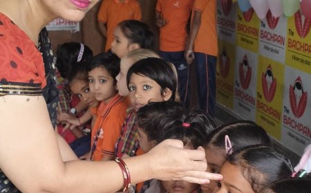 औरैया के स्कूल में कन्या पूजन उत्सव:कन्याओं को मां दुर्गा का स्वरूप मानकर तिलक और प्रसाद वितरित किया