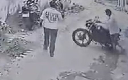 प्रयागराज में बाइक चोरी का CCTV वीडियो:रिटायर एजी ऑफिस एकाउंटेंट ने पुलिस को सौंपा फुटेज