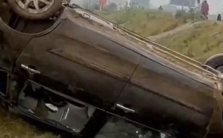 तेज रफ्तार कार खाई में पलटी, चालक गंभीर घायल:मथुरा के पानीगांव के पास वृंदावन-यमुना एक्सप्रेसवे संपर्क मार्ग पर हादसा