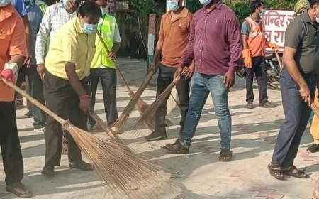 गजरौला में स्वच्छता ही सेवा अभियान:पालिका अध्यक्ष से नगरवासियों तक ने संभाली सफाई की कमान, दिया स्वच्छता संदेश