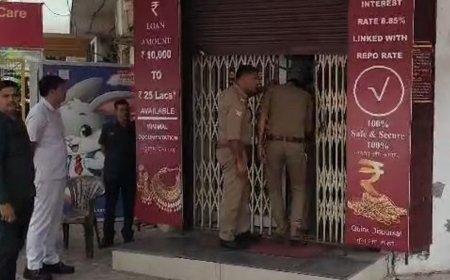 PNB खातों से गायब रकम ब्याज सहित लौटाएगा:ग्रेटर नोएडा में तीन खाताधारकों के पैसे लौटाए, CBI भी कर रही जांच