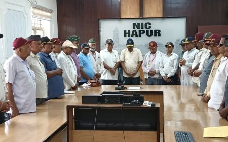 डॉ. सोमेन्द्र तोमर के पिता के निधन पर शोक सभा:हापुड़ में पूर्व सैनिकों ने दो मिनट का मौन रखकर दी श्रद्धांजलि