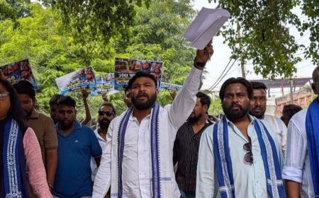 लखनऊ में आजाद समाज पार्टी का प्रदर्शन:PCF बिल्डिंग घेरा , CEC ज्ञानेश कुमार के इस्तीफे की मांग