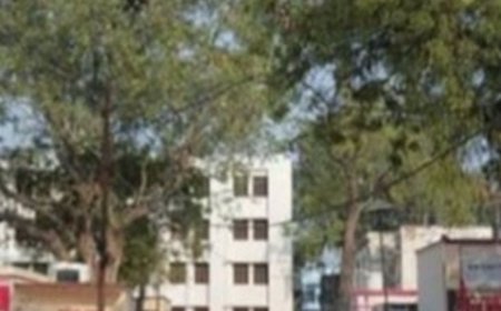 आजमगढ़ में सड़क के किनारे मिली अज्ञात डेडबॉडी:हत्या कर शव फेंके जाने की ग्रामीणों ने जताई आशंका