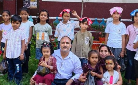 गोरखपुर के स्कूल में कन्या पूजन आयोजित:तिलक लगाकर किए गए पुष्प अर्पित, विश्व शांति सुख समृद्धि की कामना