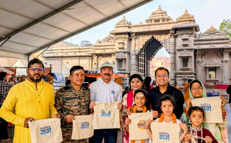 वाराणसी में त्योहारों पर पर्यावरण संरक्षण का संदेश:नमामि गंगे ने श्रद्धालुओं को कपड़े के थैले बांटकर प्लास्टिक से बचने का संदेश दिया