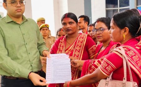 मऊ में बीसी सखियों ने सौंपा ज्ञापन:बैठने की सुविधा संग नियमित बैंकिंग मांग, 6 माह का बकाया मानदेय देने पर जोर