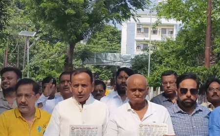 कानपुर के GST ऑफिस में व्यापारियों का प्रदर्शन:बोले- पुराने वैट टैक्स के नोटिस भेजकर वसूली कर रहे अफसर-कर्मचारी