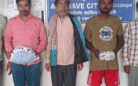 गाजियाबाद की वेव सिटी में जुआ खेलते 5 लोग अरेस्ट:किसान आदर्श पब्लिक स्कूल के पास चल रहा था, 1.62 लाख रुपए बरामद