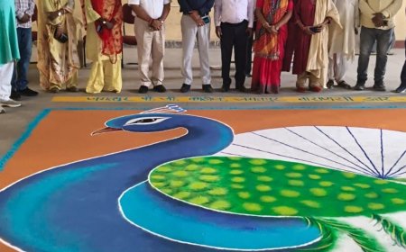 वाराणसी में रंगोली प्रतियोगिता:नारी सशक्तिकरण और आत्मनिर्भर भारत की थीम पर बनाई आकर्षक रंगोलियां