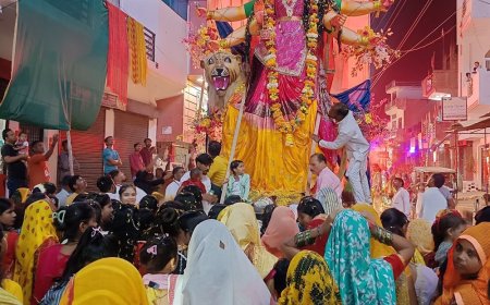 हमीरपुर में जयकारों के बीच देवी प्रतिमाओं का विसर्जन:67 पंडालों से निकलीं प्रतिमाएं, कृत्रिम कुंड में विसर्जित