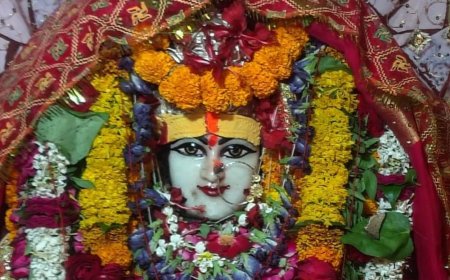 चंदौली के मंदिरों में नवमी पर मां सिद्धिदात्री की पूजा:श्रद्धालुओं ने सुख-समृद्धि और लोक कल्याण की कामना की