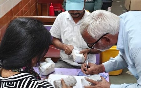 आजमगढ़ में दीपावली से पहले खाद्य सुरक्षा विभाग की छापेमारी:छह नमूने जांच के लिए भेजे, 140 किलो खाद्य सामग्री मौके पर कराई गई नष्ट