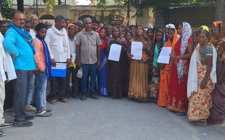 गाजीपुर में आबादी की जमीन के लिए 5.-घंटे डटे ग्रामीण:डीएम से नहीं हो सकी मुलाकात, एक बिस्वा में 35 परिवार रहने को मजबूर