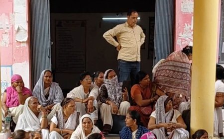 धरने की जगह पर वाहन खड़े करने से आशाएं भड़कीं:सीएमओ कार्यालय के गेट पर बैठीं, 21 हजार मानदेय और राज्य कर्मचारी का दर्जा मांगा