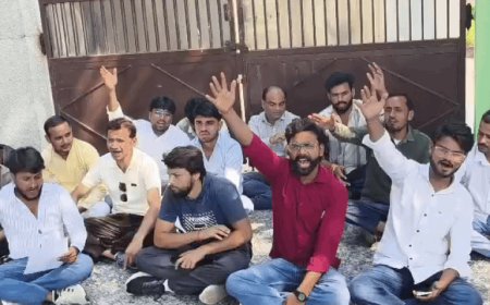 छात्रों के प्रदर्शन के बाद हटाए गए हेल्प डेस्क प्रभारी:जांच कमेटी गठित, तीन घंटे तक कुलपति आवास पर दिया धरना