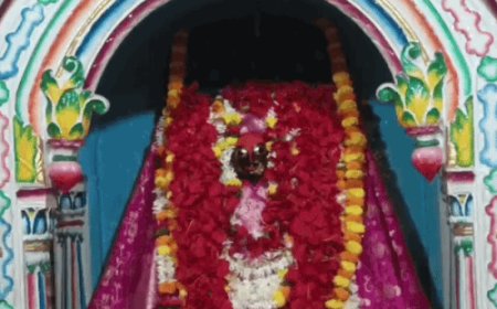 नवमी पर सिद्धिदात्री के दरबार में उमड़े श्रद्धालु:दर्शन को लगी लंबी कतार,पुजारी बोले-सभी सिद्धियों को प्रदान करती है माता