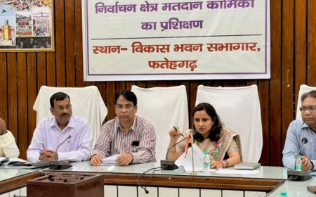 फर्रुखाबाद में स्नातक-शिक्षक निर्वाचन के लिए प्रशिक्षण:मतदान कार्मिकों को निष्पक्ष और पारदर्शी चुनाव के निर्देश दिए
