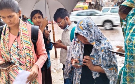 प्रतापगढ़ में बारिश के बीच छाता लेकर आए अभ्यर्थी:21 केंद्रों पर होगी PET परीक्षा, जूते उतरवाकर ली जा रही है तलाशी