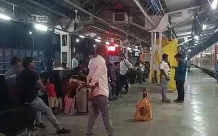 आम्रपाली एक्सप्रेस के टॉयलेट में बेहोश मिला यात्री, मौत:आरपीएफ ने खिड़की तोड़कर बाहर निकाला, देवरिया से जा रहा था लुधियाना