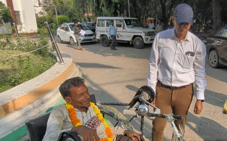 दिव्यांग रामस्वरूप को मिली ट्राईसाइकिल, पेंशन शुरू कराने के निर्देश:कानपुर देहात में सीडीओ विधान जायसवाल ने भेंट की, तत्काल आवेदन के लिए कहा