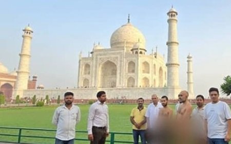 ताजमहल पुहंचे जैन मुनि समत्व सागर महाराज:नक्काशी को बारीकी से देखा, कहा- इसका संरक्षण समाज की नैतिक जिम्मेदारी