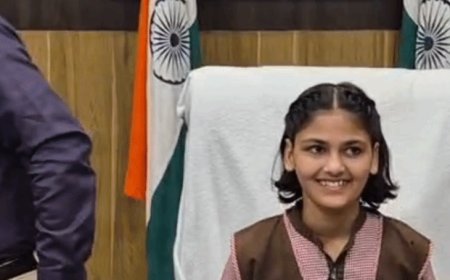 7वीं की छात्रा बनी एक दिन की डीएम:जालौन में जनसुनवाई के दौरान फरियादियों की समस्याएं सुनीं