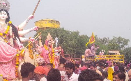 ललितपुर में धूमधाम से दुर्गा प्रतिमाओं का किया गया विसर्जन:डीजे और ढोल नगाड़ों की धुन पर लगे जयकारे, भक्तों ने नम आंखों से दी विदाई