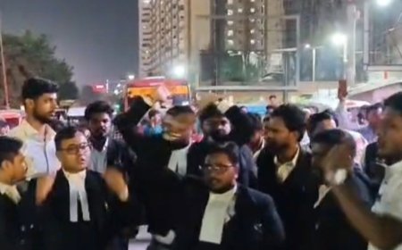 अधिवक्ता की पिटाई के विरोध प्रदर्शन में सड़क जाम:अवध बस अड्डे के बाहर पुलिसकर्मियों पर मारपीट का आरोप, दोषियों के निलंबन की मांग