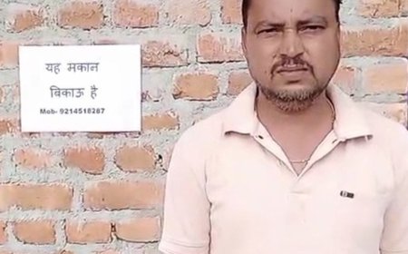 धमकियों से डरा परिवार, घर के बाहर लिखा मकान बिकाऊ:महोबा में लगाया गया पोस्टर, बेटी को उठाने की धमकी का आरोप