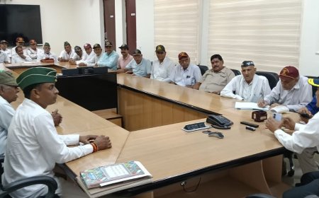 हापुड़ में पुलिस स्मृति दिवस पर पूर्व सैनिकों ने दी:शहीद पुलिसकर्मियों को नमन कर दो मिनट का मौन रखा