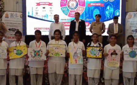साइबर ठगों का जाल, ठगी पर करें कॉल:अलीगढ़ में साइबर वर्कशॉप में दिए टिप्स, एक क्लिक में खाली होता खाता, एडीजी बोले- जागरूकता सबसे बड़ा हथियार