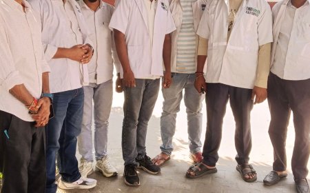 अयोध्या में दशहरे पर मिठाई वितरण:अयोध्या में 108 और 102 कर्मचारियों को मिठाई खिलाकर दी पर्व की बधाई