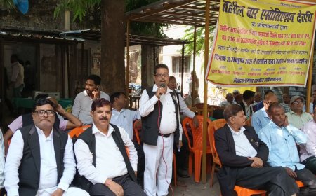देवरिया में ज्वाइंट मजिस्ट्रेट के खिलाफ वकीलों का प्रदर्शन:राजस्व मामलों में देरी और रिकॉर्ड की गलतियों को लेकर ट्रांसफर की मांग की